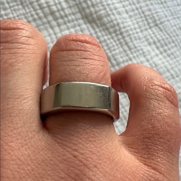 Oura Ring Gen 3 Heritage Silver Smart Ring in Size 8 •
WITH Charger - Picture 12 of 16